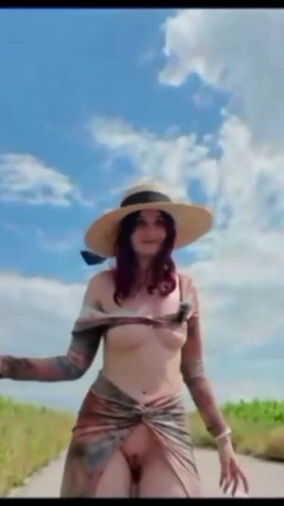 Jeny Smith мастурбира путката си на обществен път по време на живо шоу | Клип 1