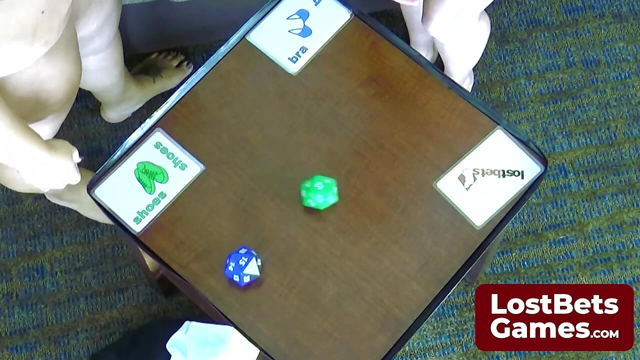 Loira Dee Williams joga Strip Dice contra o imponente Chels