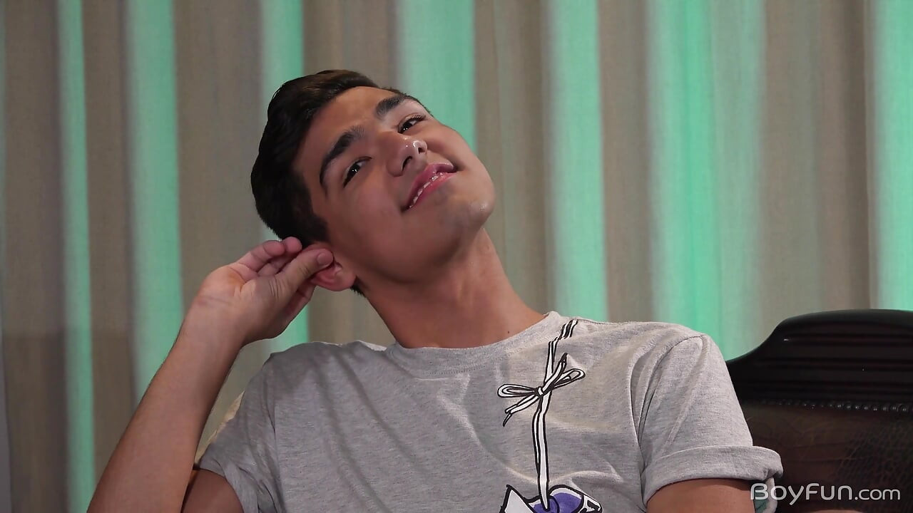 Felix dobiva spermu po licu