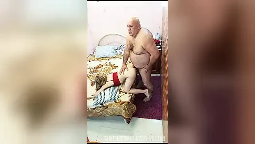 ---24---YEAR YAŞLı KADıN TAÇ IÇIN DÖRT AYAK ÜSTÜNDE OLMAK ISTIYOR