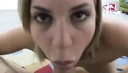 Kız erkeklerin kafasını yalıyor ve emiyor ve sikini emiyor