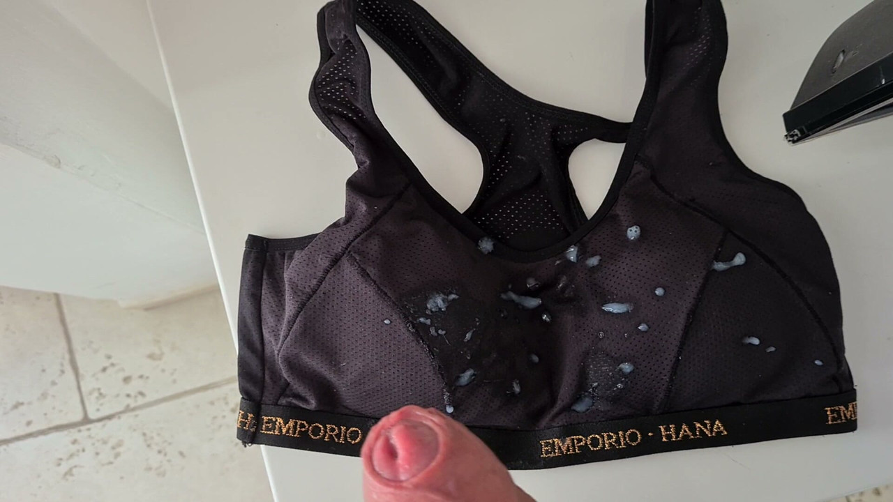 Bắn tinh lên áo ngực cỡ A-Cup