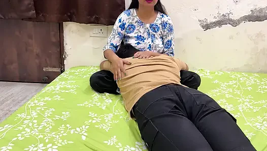 Tante erwischte ihren Neffen und sah ihn traurig, sie hatte viel spaß mit ihm im Desi-Stil.