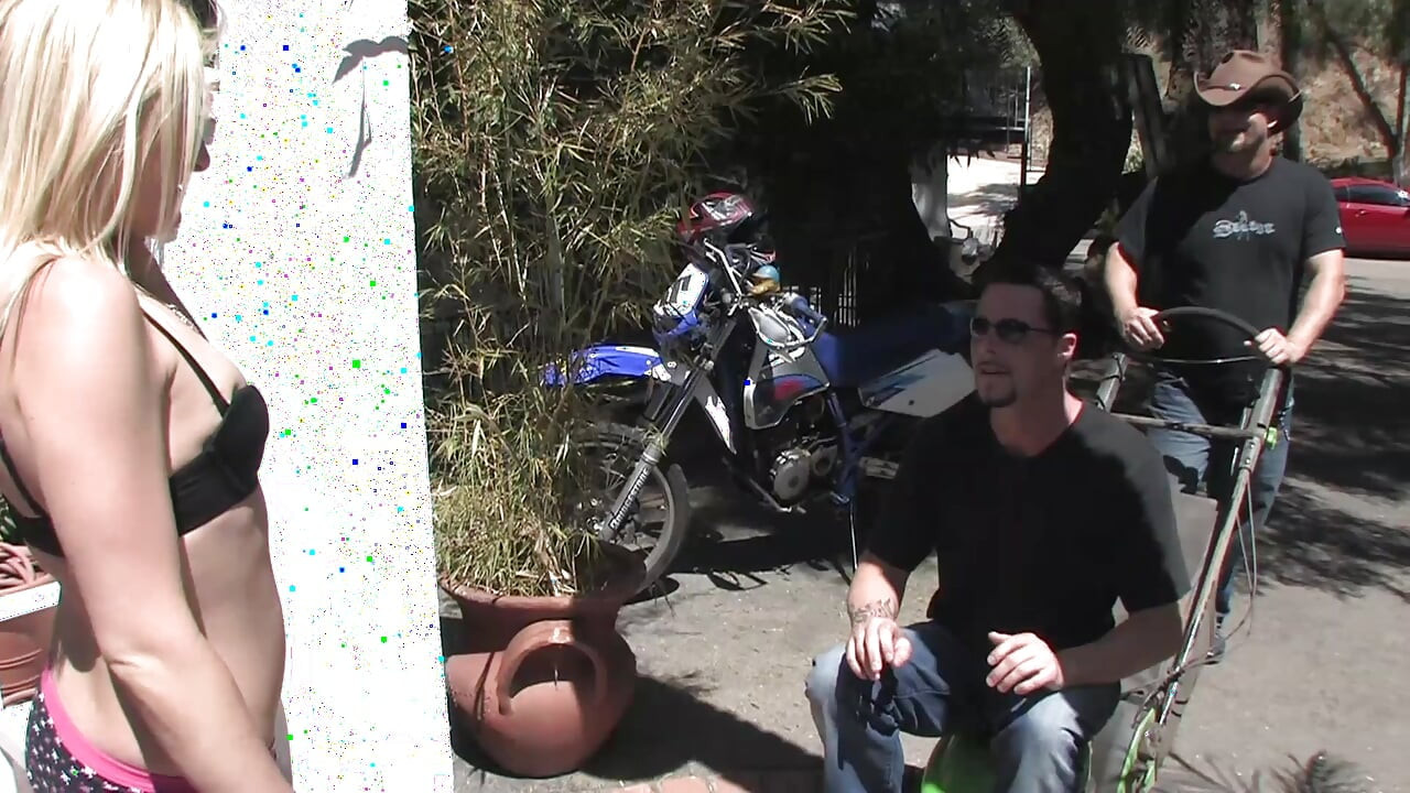 Đút sâu vào họng ngoài trời cho con đĩ tóc vàng nóng bỏng