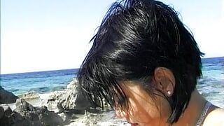 Una chica alemana caliente es doblemente penetrada en la playa