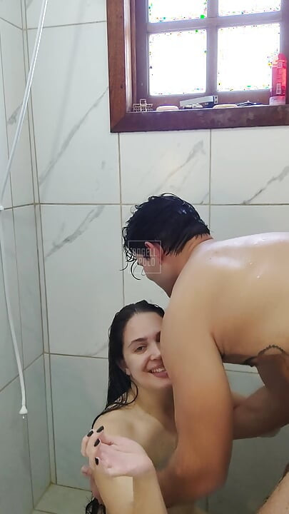 Casal Real No Chuveiro Fazendo Sexo Molhado E Demorado - Caseiro Amador