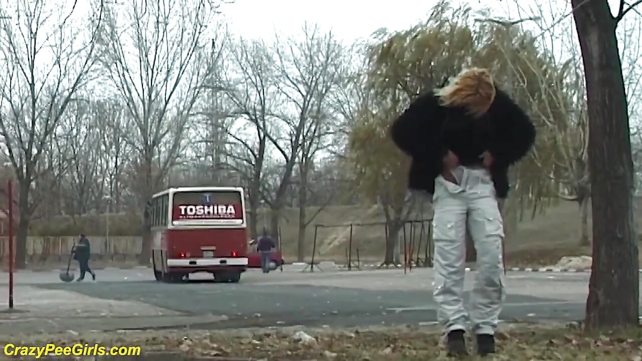 Mlada devojka piša na ulici