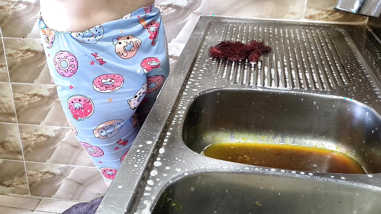 Саудівський чоловік трахає арабську покоївку на кухні