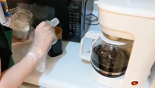 Шаловливая бариста разбирается с грубым клиентом