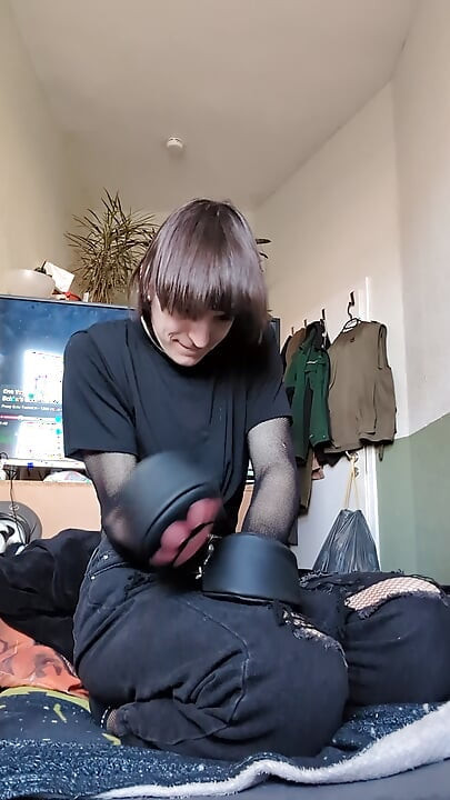 примеряет варежки
