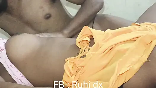 Kapde badalte waqt apni bahen ko dekha aur usne bula ke sex kiya