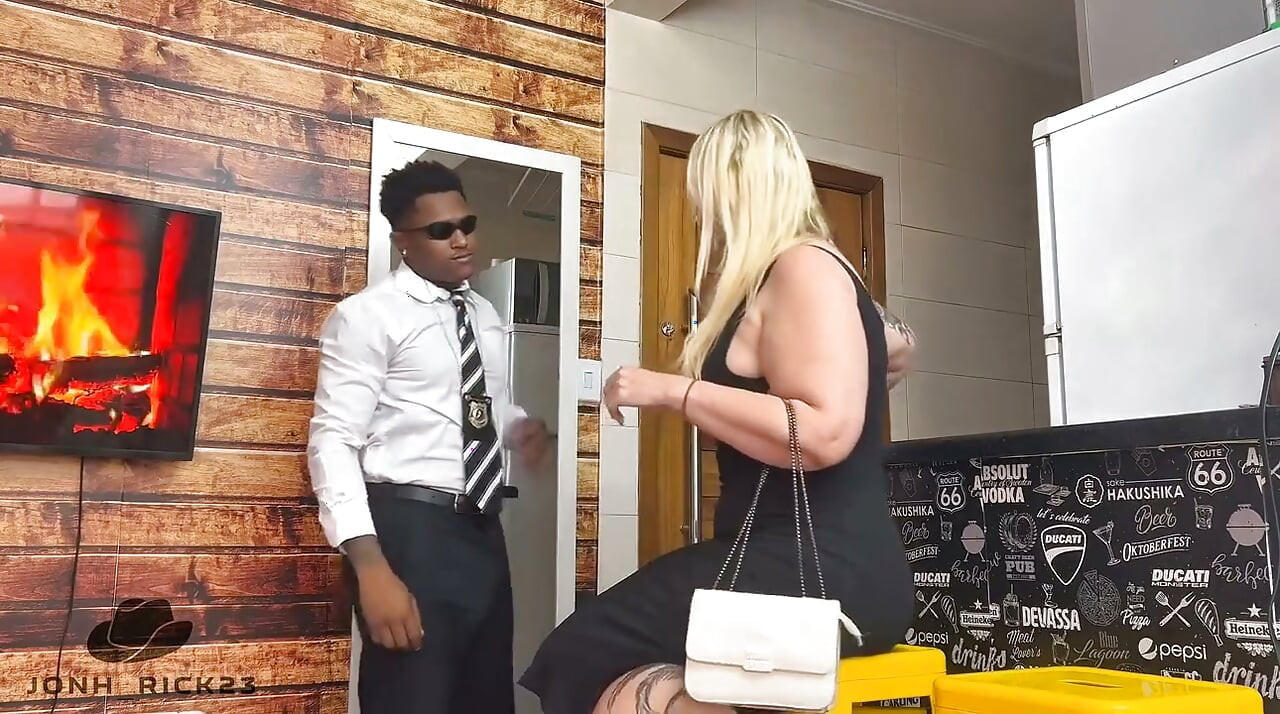 MILF blonde faisant de l’anal avec BBC en fourrure