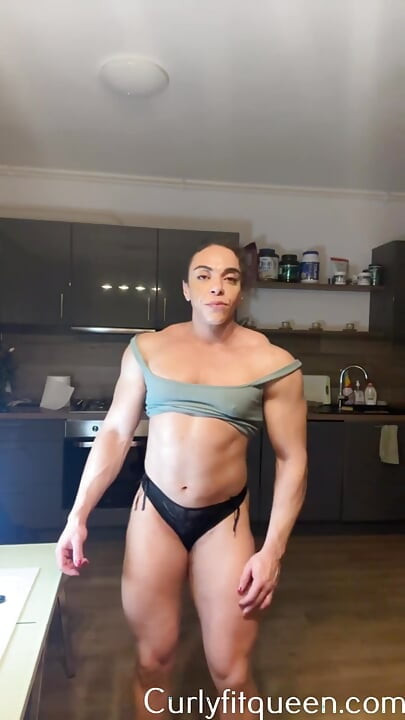 Mamãe negra é muito musculosa para ficar vestida