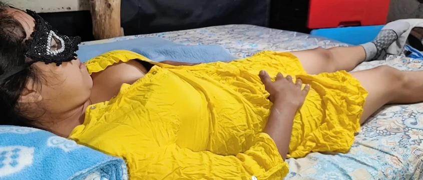 Breaking the tight pussy of an 18-year-old girl from Tamil India from x video
