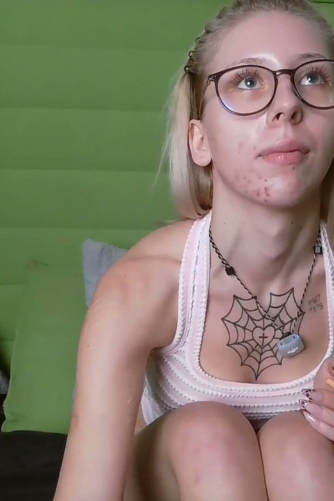 Younghannahde on the Couch