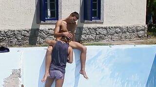 Heißer sex im pool mit einem blonden jungen und seinem freund