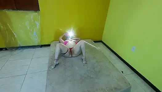 Bedürftige Ehefrau, die verrückt war, und ihr Mann dachten nur ans Videospielen.