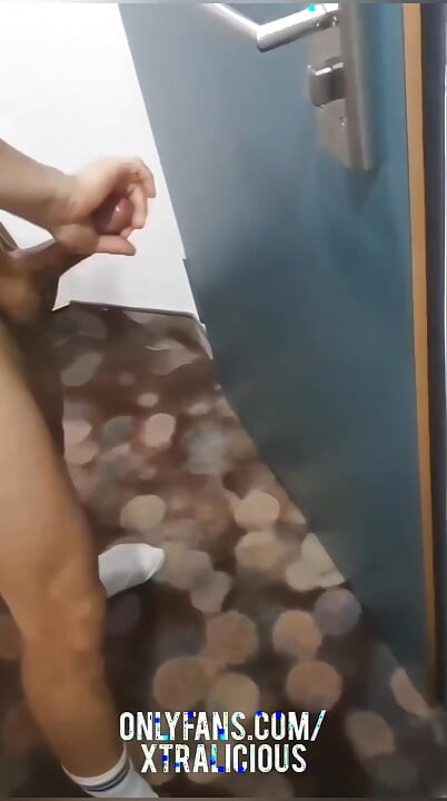 Hotel Spiegel Wichs – naked in front of the mirror wanked off in Hamburg Altona