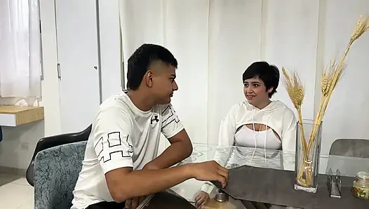 Aku ngajak adik tiri latinaku untuk jilat makanan penutup dan dia malah jilat kontol besar dan nikmatku