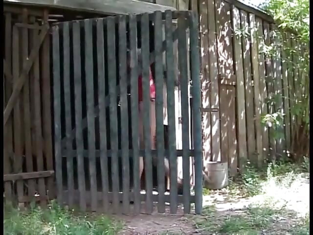 仮面のふしだらな女が縛られ、犯される