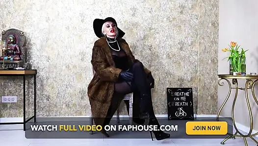 Femme fatale memakai bulu bulu dan sarung tangan kulit