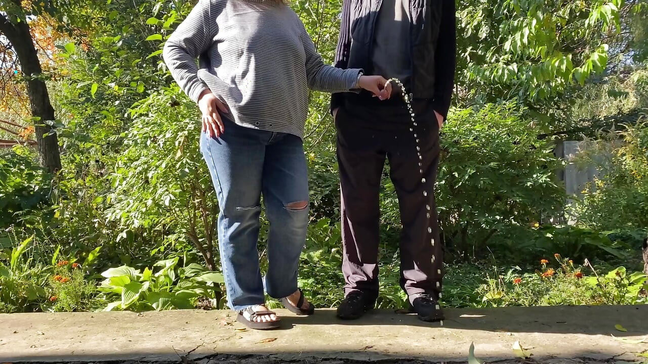 परिपक्व सौतेली मम्मी मेरे प्रवाह को नियंत्रित करती है