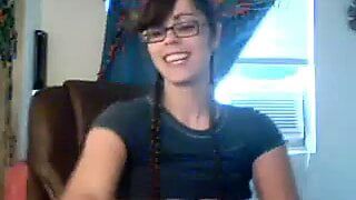 Procace ragazza nerd in webcam si masturba