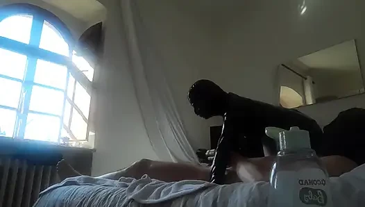 Laura носит презерватив, латексный комбинезон и высокие каблуки, грубо трахнули и трахнули в глотку