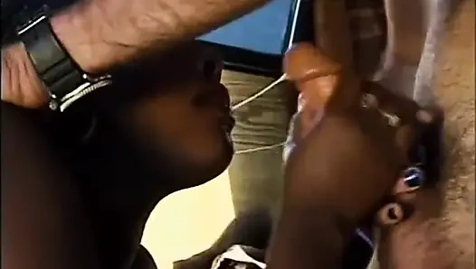 Siyah ve beyaz üçlü yarak emiyor amcık yalıyor sikişiyor