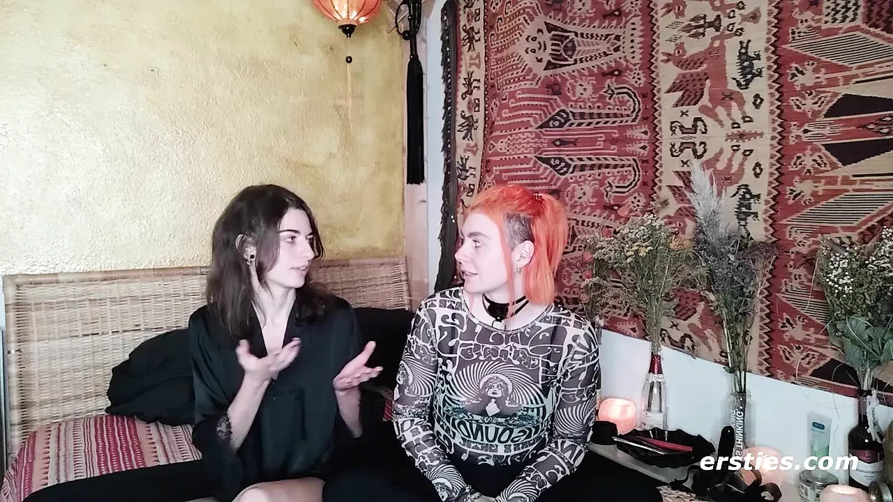 Ersties - bratty girls zora och desiree älskar hett vax och bdsm