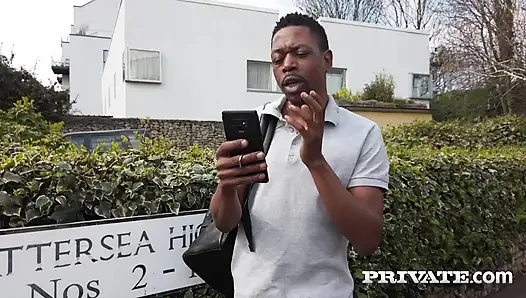 Victoria Pure nimmt es mit einem BBC in einem fantastischen interracial fick auf