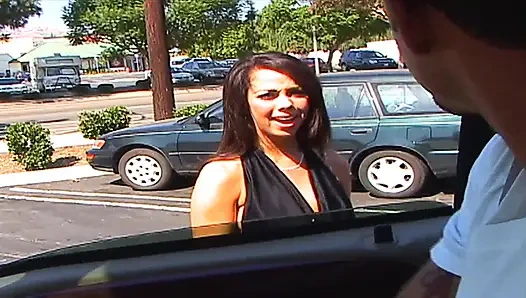 Güzel neşeli kız amını büyük bir yarakla sikiyor