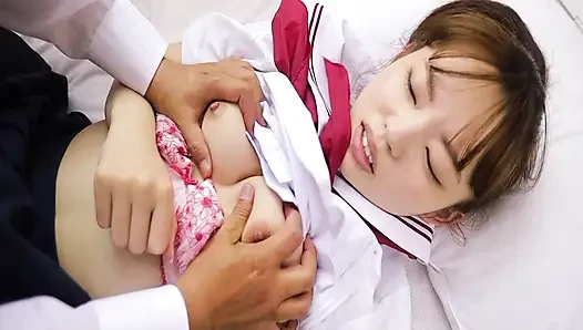 Etekle azdırma. Sessiz kız karşı konulmaz tarafını ortaya çıkarıyor!
