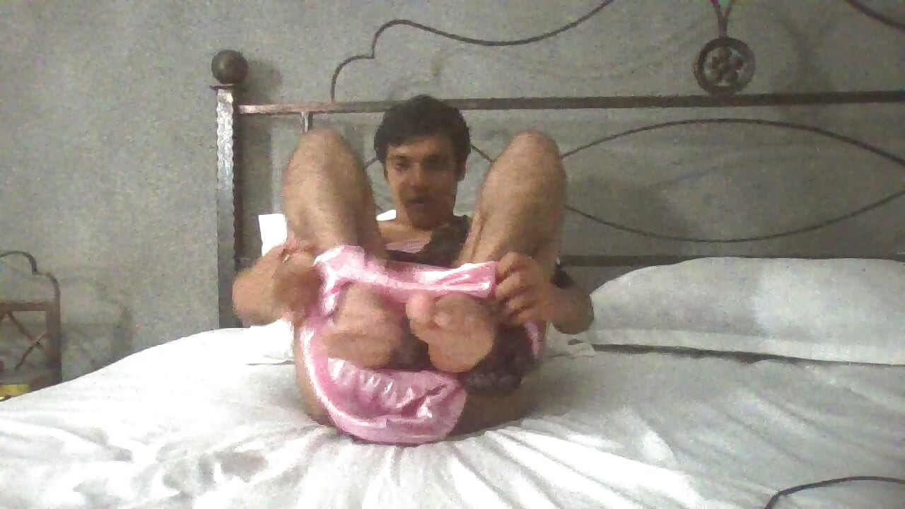 Sissy plays with herself while dressed girly