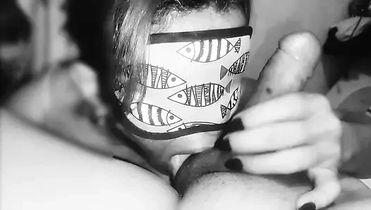 Милфа, которая сосет сперму, не позволяет ни капле сбежать.