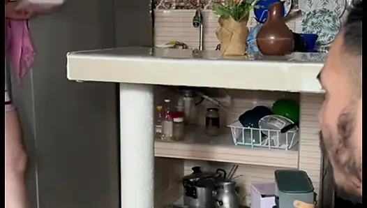 Мачеха мастурбирует на кухне своими огромными сиськами