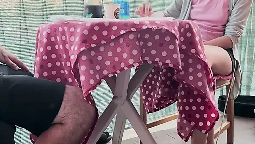 Italienisches paar blowjob unter dem tisch nach dem essen tiefen creampie pOV