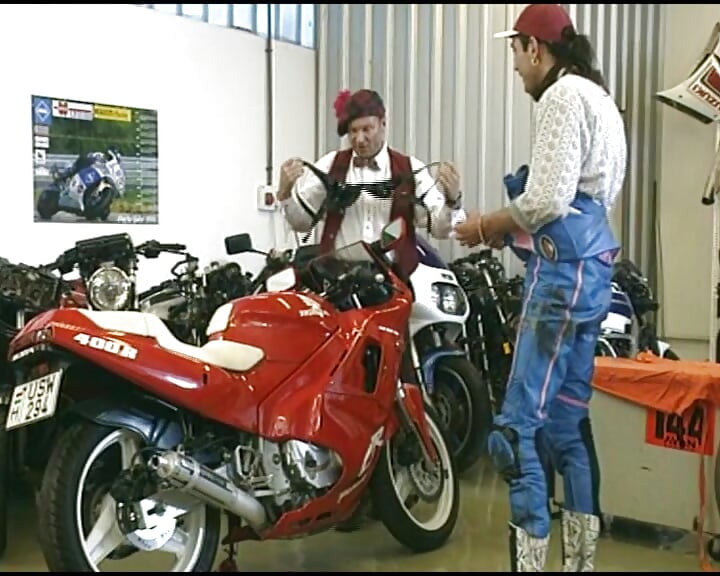 Motogp בחורה גרמנית מקבלת בתחת בסלון
