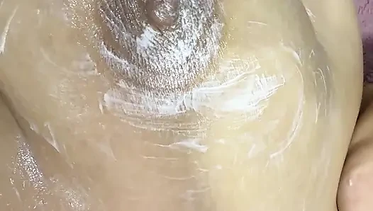 Mama lässt ihre großen Brüste mit ihrem großen Vibrator vibrieren