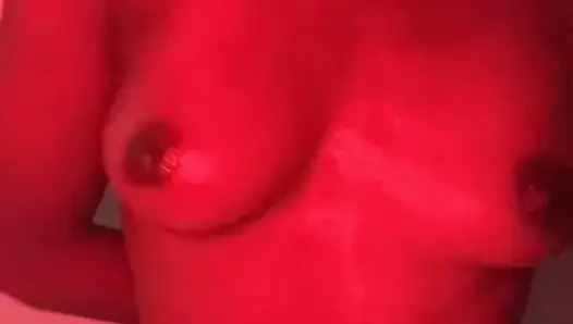 Sesi tarian hot gadis mungil dengan pemandangan depan yang nggak pernah kamu lupakan