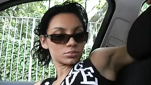 Seksi genç azgın amatör sürtük halka açık bir parkta amına mastürbasyon yapıyor