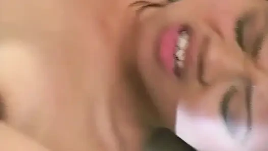 Brünettes schätzchen hart gefingert und schreiender orgasmus auf der couch