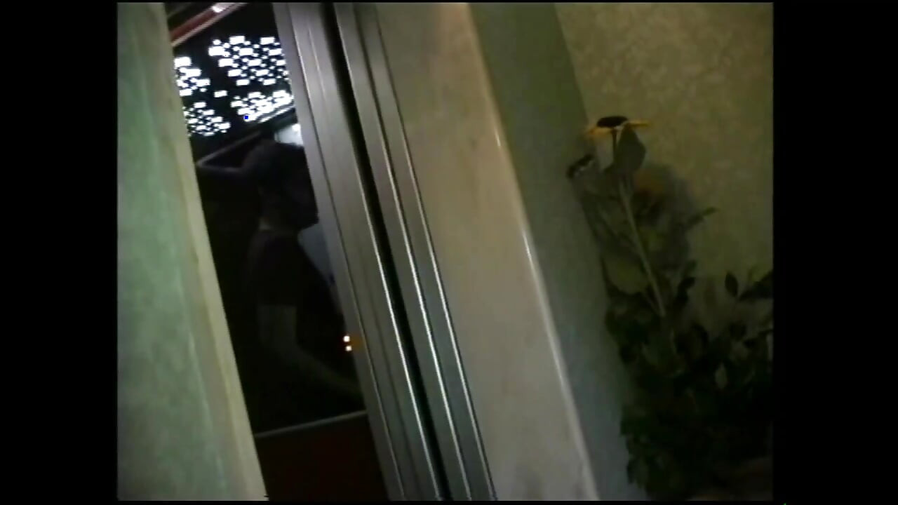 Tânără roșcată țâțoasă cu pizdă păroasă futută și umplută de spermă înăuntru de o pulă uriașă de amatori