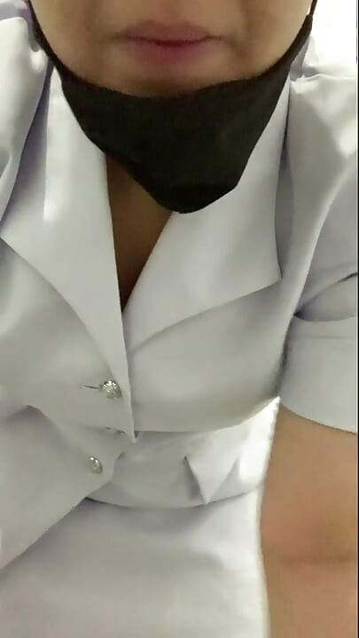 ตอนที่เงี่ยนที่ทำงาน ฉันเลยเรียกเพื่อนมา แล้วเราไปเย็ดกันในห้องน้ำโรงพยาบาล