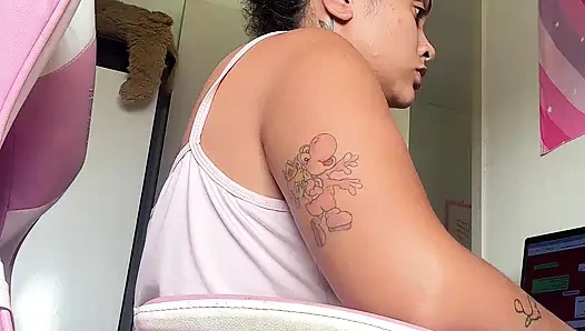 Пухлая девушка в домашнем офисе, натуральная громко вибратором на компьютере