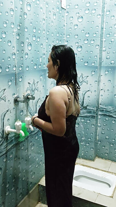Desi Bhabhi Bathing