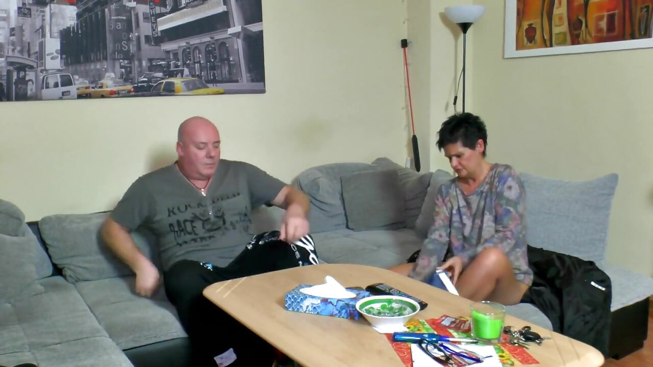 Seksi dövmeli olgun amcığını sert siktiriyor