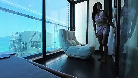 Kleines asiatisches mädchen, das spaß mit weißem kerl in vielerlei hinsicht hat