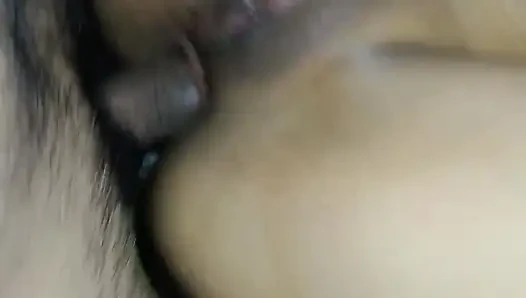 Genç kız arkadaşıma harika bir anal yorum, poposundan sikişmeyi çok seviyor