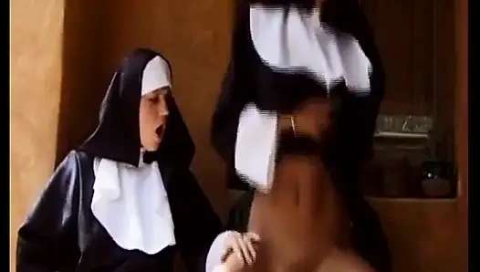 Немецкую милфу с натуральными формами пробурили в фетишном тройничке ЖЖМ